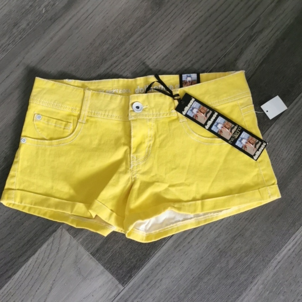 NWT Dollhouse Canary Yellow daisy duke, 90s bohochic shorts. Size 9.